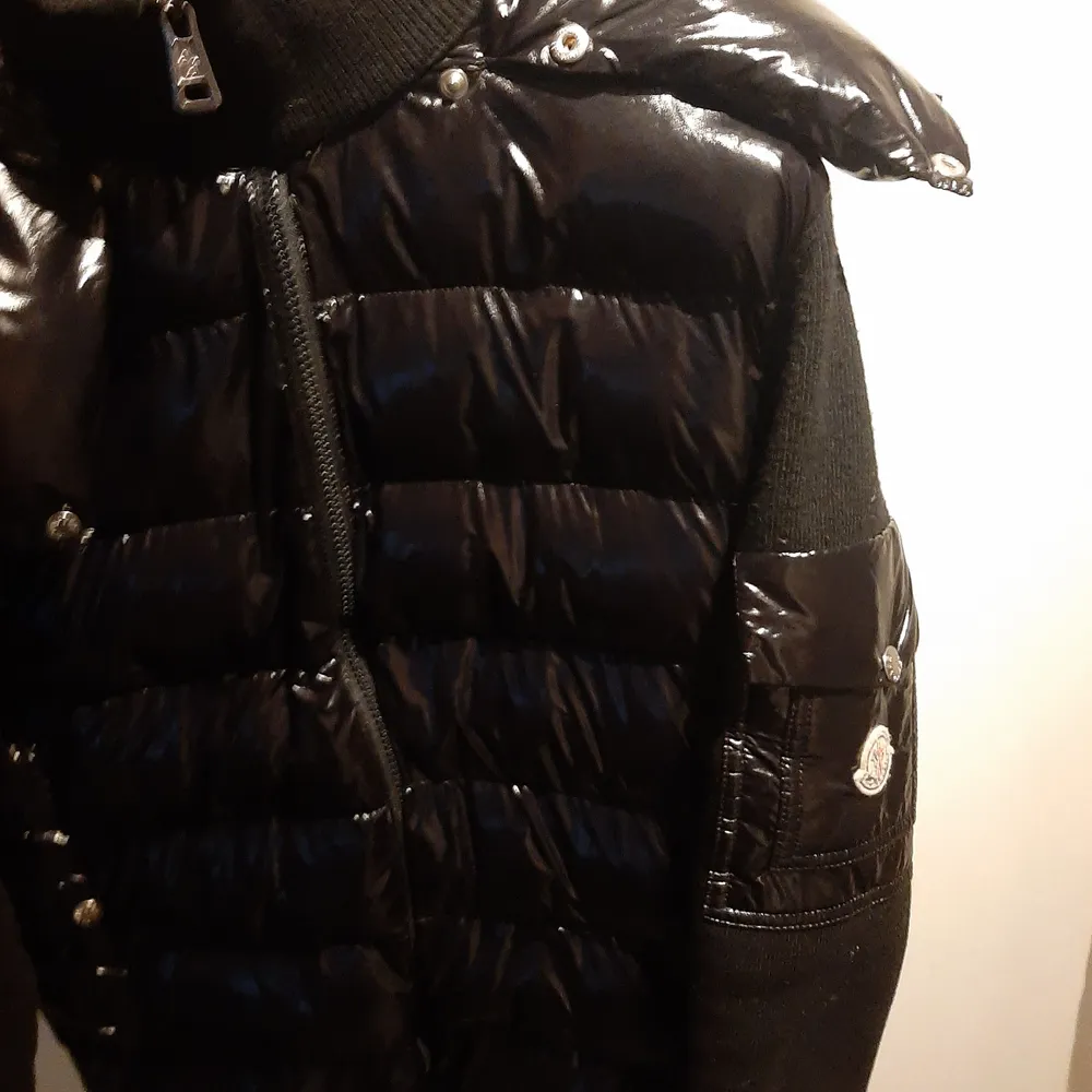 Moncler jacka i bra skick, är lite sönder på dragkedjan så det blir lite krångel när man ska zippa upp den annars är allt bra.. Jackor.