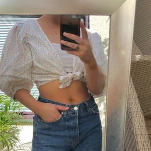 Blus - Blommig blus från Monki. Strl XS men passar också som en S🌸