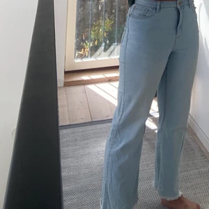 Jeans  - Jag säljer mina fina jeans från Lindex i storlek 158/160💕,  dom är knappt annvända men tyvärr för korta för mig. Köpare står för frakten. Skriv till mig om ni är intresserade🫶