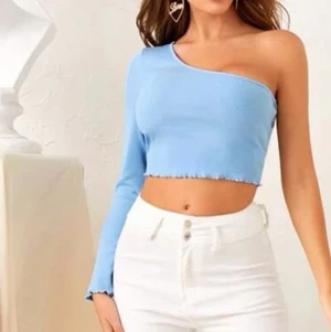 One shoulder tröja  - En one shoulder tröja i blått som inte används (lånade bilder) 