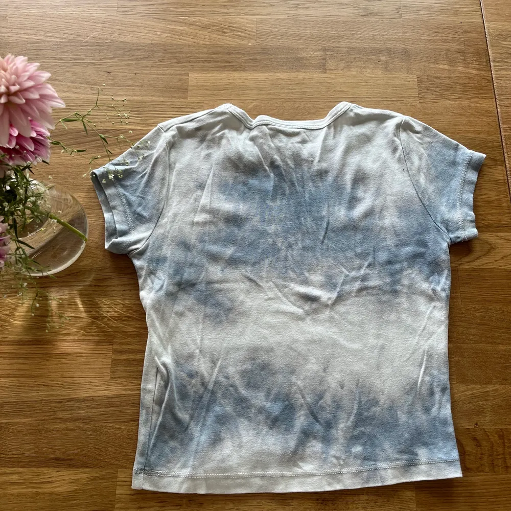 Så fin croppad marble T-shirt från iets Frans… köpt på Urban outfitters! Jättefint skick! Använd inte ”köp direkt” utan skriv till mig så svarar jag direkt ❤️‍🔥. T-shirts.