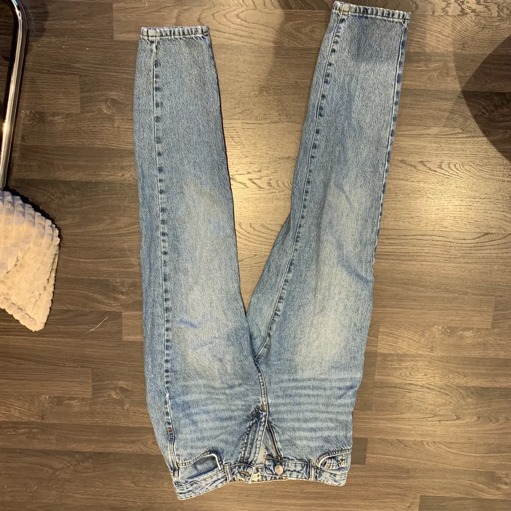 Vet inte varför bilderna är upp å ner, men superfina jeans som är i fint skick. Jeans & Byxor.