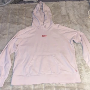 Tjocktröja Levis storlek L - Tjocktröja från Levis i storlek L liten fläck upp vid luvan 