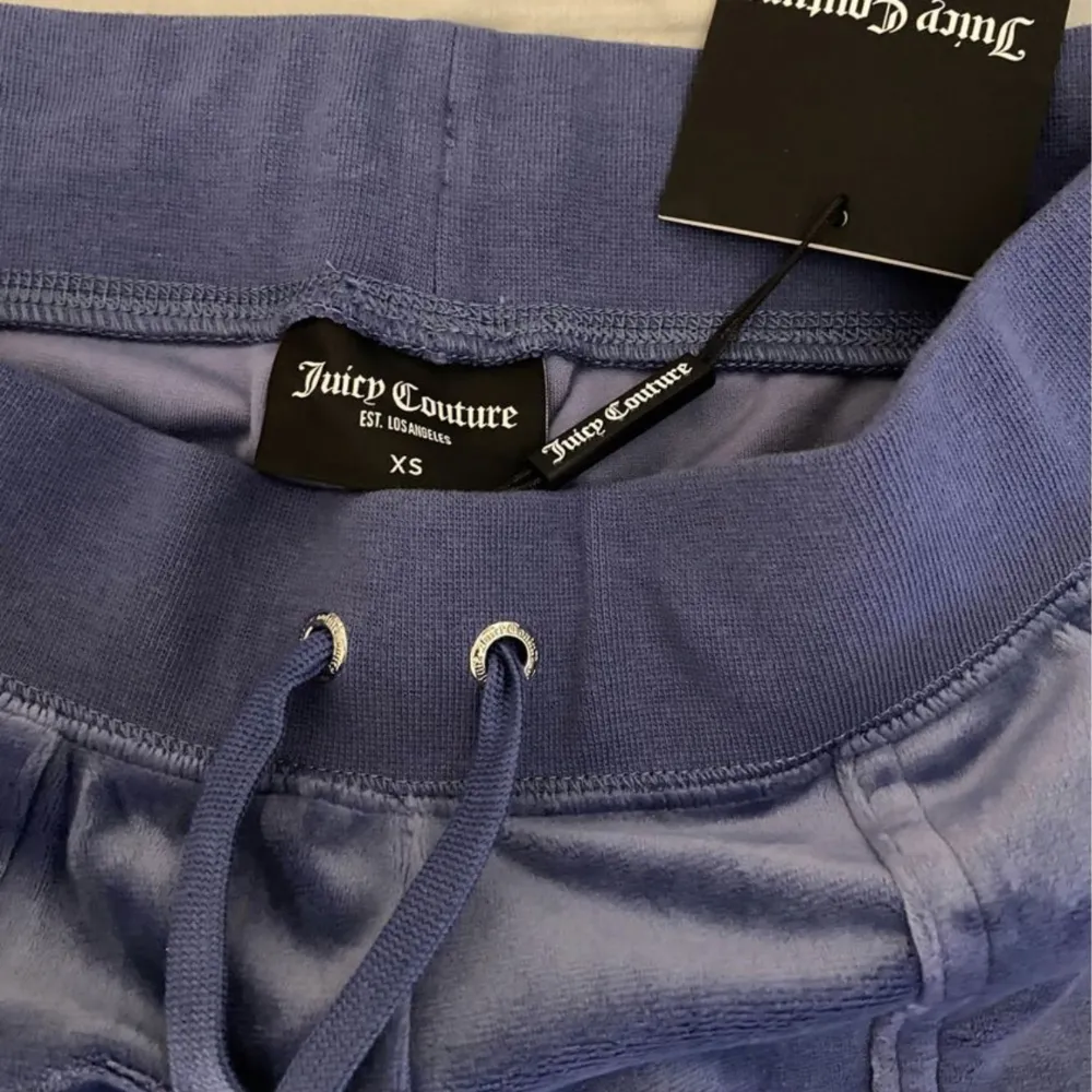 Juicy couture byxor i storlek XS! Färgen är grej blue ❤️. Jeans & Byxor.