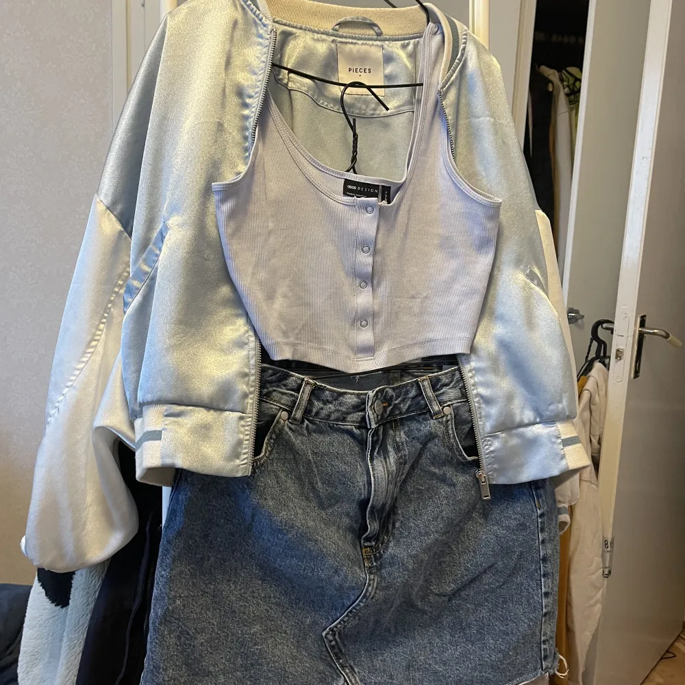 -top M asos desigen: 99kr -jacka M vero moda: 150kr -kjol M stay: 250kr Ta 3 stk med bara 420kr. Kjolar.