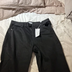Bershka - Svarta, Baggy jeans - Säljer ett par oanvända snygga jeans, då de inte passar mig och jag glömde skicka tillbaka dem. Det är storlek 44 Svart färg  2 fickor fram och två bak