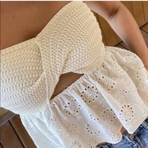 Söt bandoa topp från zara💕💕 - Kollar intressent på min jätte fina topp från zara. Endast använd enstaka gånger så i nyskick💓 Hör av er vid frågor eller funderingar!!