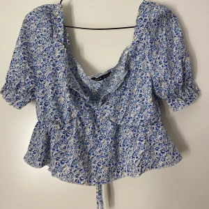 Blus  - En oanvänd blommig kort blus från SHEIN.