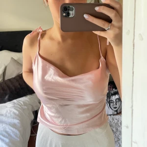 Silkes linne i ljusrosa - Så festligt ljusrosa linne som aldrig är använd