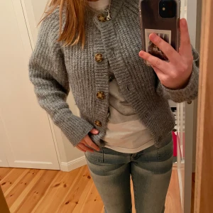 Grå stickad kofta från Zara  - Superfin stickad kofta från Zara som jag köpte för bara några veckor sen💗Säljer då jag har en liknande  Köpte för 400kr 