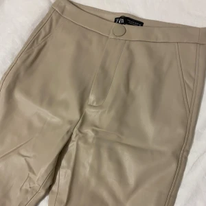 Skinn byxor  - Skinn byxor från Zara i storlek S, använda en gång. Sitter jätte fint på kroppen. 