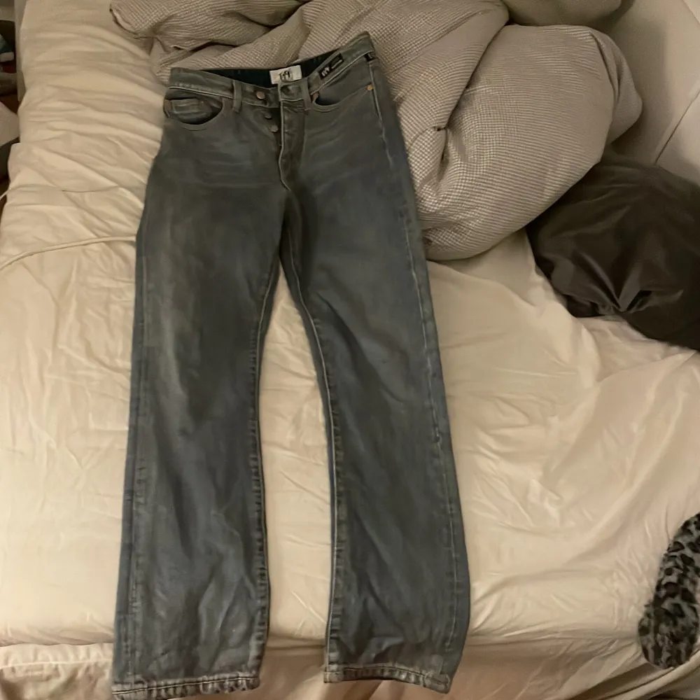 Säljer mina helt nya eytys jeans, pga av att det inte passade mig. Är själv en strl 38 men skulle säga att det mer passar en 36/34. Långa och raka i modellen. Midd Rise modell. Färgen är grå/silver. . Jeans & Byxor.