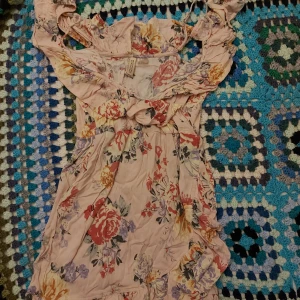 Klänning - Blommig klänning från HM, annvänt ca 7 ggr. Nypris 249 kr💕