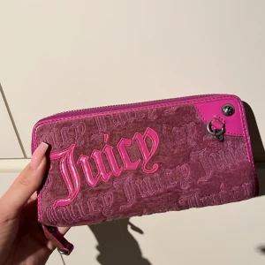 Juicy coutore plånbok  - Säljer denna vintage plånbok i superbra skick!!!💕 ÄLSKAR! Velour material⚡️