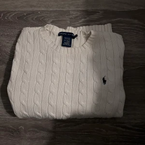 Ralph Lauren tröja - Säljer denna snygga stickade tröja, knappt använd och har inga defekter alls 