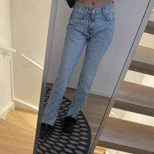 Helt oanvända Gina jeans i storlek 38 (då de är köpta i felstorlek så är för stora) slits på insidan och jag är 174cm lång. 