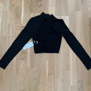 Crop top, öppen rygg - Ny kick