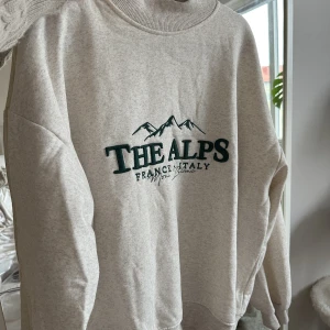 Sweater - Säljer denna sweater från Chiquelle i storlek M. Använd någon enstaka gång så fortfarande i nyskick.  Pris: 150kr