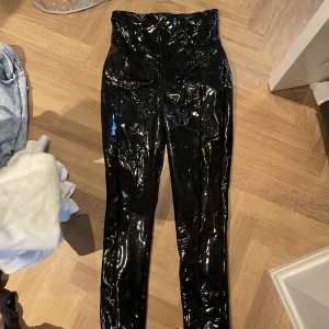 Läderbyxor  - Stretchiga läder, eller snarare lackbyxor, från Nelly! Använda vid ett tillfälle. 