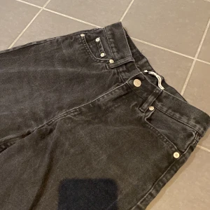 Mid waist jeans - Säljer nu dessa snygga jeansen från junkyard!  Modell: wide leg jeans Fint skick!  Betalning via Swish, köpare står för frakten!  