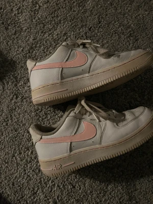 Air force 1 strl 38 - Fina air force 1. Är ganska använda men hållna i fint skick. Nypris: 1100. Säljer för 230+ frakt.