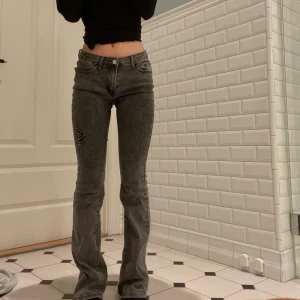Lågmidjade jeans grå - Ett par lågmidjade jeans i strl XS-S dem är väldigt stretchiga. Jag är 165cm lång och dem är långa på mig