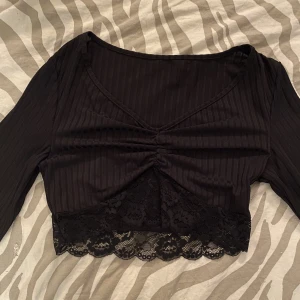 Svart ribbad tröja - Endast använd 2 gånger. Storlek M men passar nog mer som S. Lite lösa trådar i spetsen som syns på 3e bilden men inget man tänker på.😊Frakten ingår inte i priset, köparen står för frakten!💗