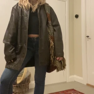 Läder jacka - Brun vintage läderjacka köpt på Beyond retro för ca 750kr. Fint skick och bra kvalite, passar oversized på mig som är en S men skulle även passa andra storlekar beroende på önskad passform✨