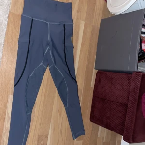 Maya Delorez  - Jag säljer mina par Maya Delorez ridbyxor i mörkgrå färg. Dessa har inga hål eller liknande. Inte så använda så ser typ nya ut. De är i storlek xxs, men känns typ som xs/s. Några andra frågor kan du skriva i pm😃