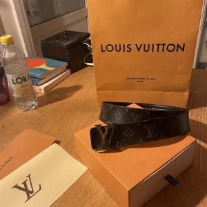 LOUIS VUITTON REVERSIBLE BELT 85CM - Säljer nu mitt Louis Vuitton skärp då jag vuxit ur det. Skärpet är i mycket bra skick där nypris ligger på 3800 men säljer för 2500. Pris kan diskuteras vid snabb affär. Skärpet är i storlek 85 cm. Möts upp i Stockholm eller fraktar spårbart via postnord.