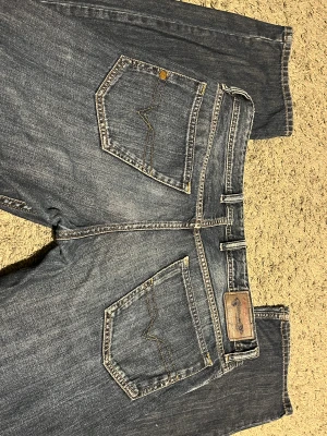 Diesel Industry Jeans - Snygga och trendiga jeans från Diesel Industry. Storlek 32/34 (L), Modell: regular/straight. Passar främst killar men även tjejer, går att sy upp (min brorsa på bild är 180 cm lång). Ställ gärna frågor!