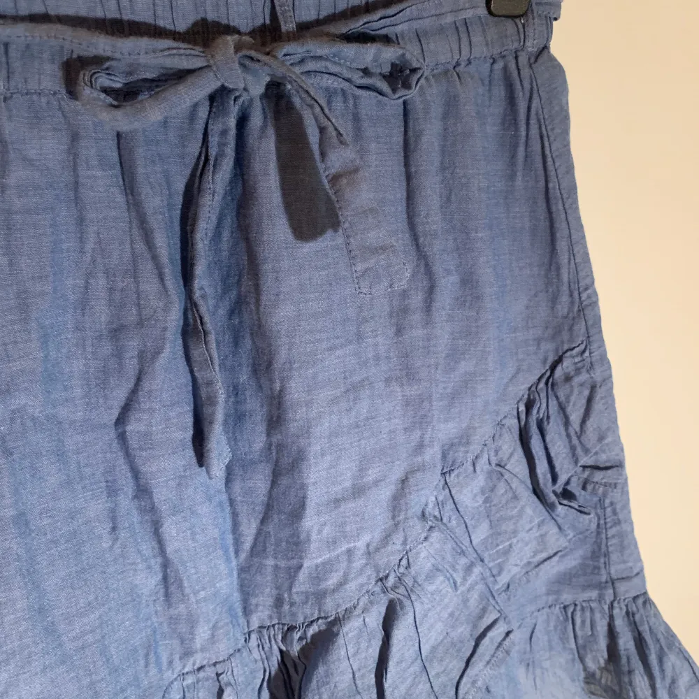 Blå kjol från Lindex. Storlek 134-140 men skulle säga att den sitter som xxs/xs.  50kr + frakt ❤️‍🔥. Kjolar.