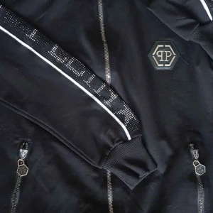 Dam komplett, jacka+byxa  - Helt ny dam komplett. Endast provat. Svart med glittrande detaljer. Storlek XS, men skulle passa till storlek S med,materialet är strechig.  Jackan med dragkedja fram. Byxor med gummi i midjan. Finns centralt i Södertälje. 