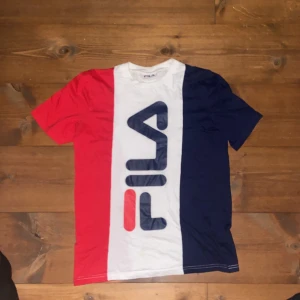 Fila, skit snygg - Andvänt 1 gång. Jag köpte i Portugal förra sommaren och den tröjan kommer inte till andvädning. Den är äkta fila och väldigt bra kavlité!  —  Tar swisch