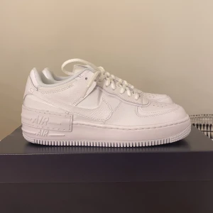 Nike Air Force 1 Shadow skor för kvinnor i storlek 40 - Dessa skor är i storlek 40 för kvinnor, kan bland annat användas av herrar med. Ingen bar dem än och de är helt nya.