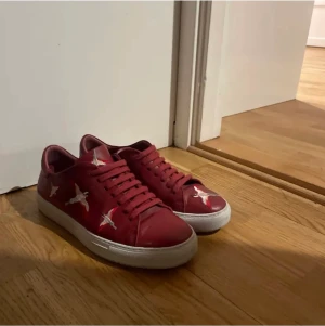 Arigato skor  - Intressekoll på mina så fina röda arigatos som har används en del men ändå fint sjick! 