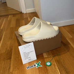 Yeezy Slides Bone - Storlek: 43 | Köpt från StockX | Fick i present men säljer pga för stora | Färg: Bone | Nyskick, inga tecken på användning
