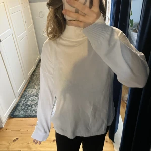 Polotröja från our legacy  - Tunn vit stickad tröja med polo från our legacy!  Bra skick, storlek 48 🙏🏼