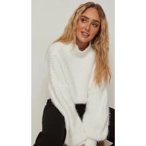 Stickad tröja från NA-KD - Säljer denna underbara stickade tröjan från nakd då den tyvärr inte kommer till användning.. Passar XS-M då materialet är stretchigt! Lånade bilder! Så skrev för fler om ni har frågor!Bud är binande och köparen står för frakt!🫶🏼🫶🏼 Köp direkt för 250kr.