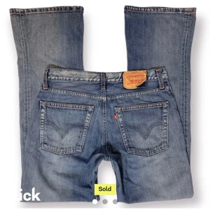 Levis jeans - LÅNADE BILDER!  skit snygga vintage jeans från levis i modell 518 jag köpte på plick men de var lite för stora för mig så därför säljer jag de. sista bilden är min men fick ej plats med hela sv någon skum anledning så skriv privat om du vill ha hela :)