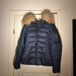 Rockandblue jacka - Storlek: 38. Nyskick. Äkta päls. Nypris: 3500kr