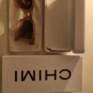 Chimi 04 ecru - Ett par Chimi 04 ecru, bra skick bara boxen som är spräckt (Bild 3). Köpte dem i somras så knappt använda och inga repor alls. Nypris 1200 kr. Skriv vid intresse 