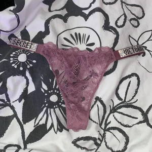 Victoria’s Secret trosor i ljuslila - Jättefina och sexiga Victoria’s Secret spets trosor som är helt nya därmed oanvända . Är i färgen babylila/ljuslila. Storleken är M men passar även de som har S. Har strass vid sidorna. Köparen står för frakten ❤️