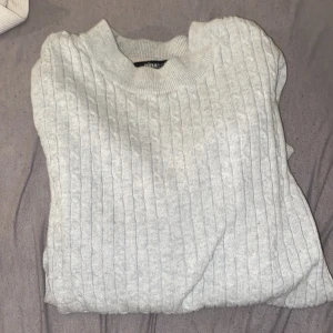 Tröja  - Säljer denna tröjan från Gina tricot som inte kommit till någon användning 