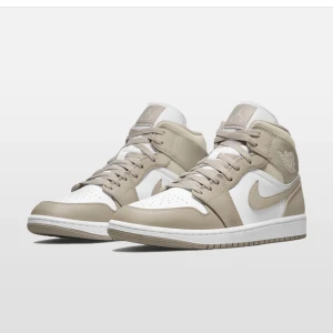 Air Jordan 1 Mid Linen - 9/10 Condition  Storlek 42  Finns kvitto och box 