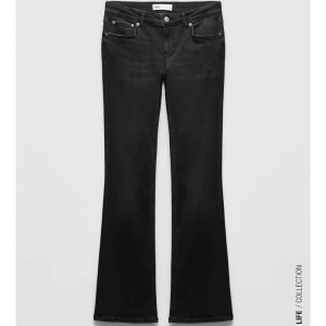 Low Rise jeans zara - Säljer mina nästan helt nya Low Waits jeans från zara! Så snygga och väldigt populära, slutsålda i storlek 32! Väldigt stretchigt tyg så skulle säga att de är mer som en 34 än 32💕 Nypris 400kr💓Skriv för mer bilder!