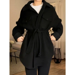 Ompublicerar pga oseriös köpare❗️❗️Kappa från Nelly - Publicerar denna på nytt pga oseriös köpare❗️❗️☹️ Jättefin kappa från Nelly.com, går att knyta med midjeskärp eller knappar. Strl 34 men är oversized så passar även 36-38!✨ Bud är bindande!! Skriv vid frågor och annat.🫶🏼 Köp direkt för 350!❄️❄️