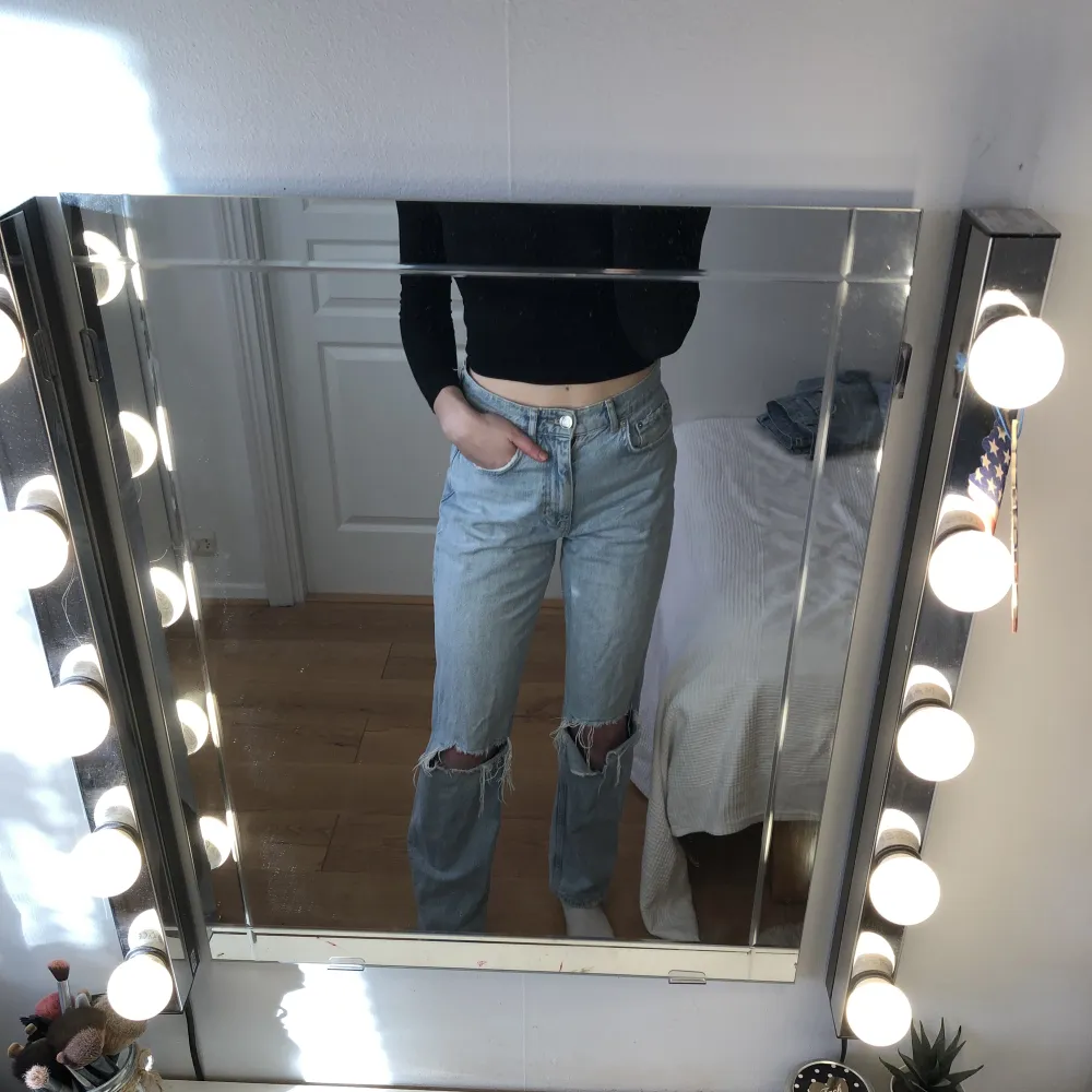 Ljusblå jeans från Gina tricot i bra skick! Säljes då de är för små. Jeans & Byxor.