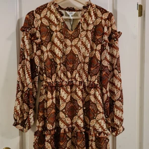 Klänning .Object 38 - Klänning från .Object i storlek 38. Ny och oanvänd med lapp kvar.  Frakt tillkommer med 49 kr 🌞