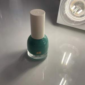 Säljer nu mitt helt oanvända nagellack från H&M Färg : Aventurine Köptes nyss Orginal pris : 50 kr !!OBS!! EJ SPÅRBART